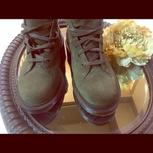 ARMY GREEN 💚💚 Dr. Marten’s